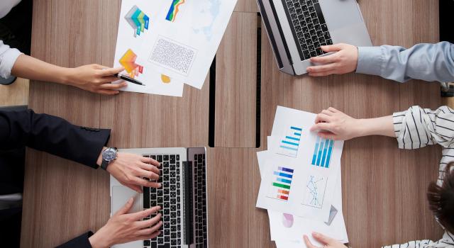 会議をする人達